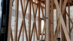 滋賀県大津市稲葉台の注文住宅、工事中、外壁、柱