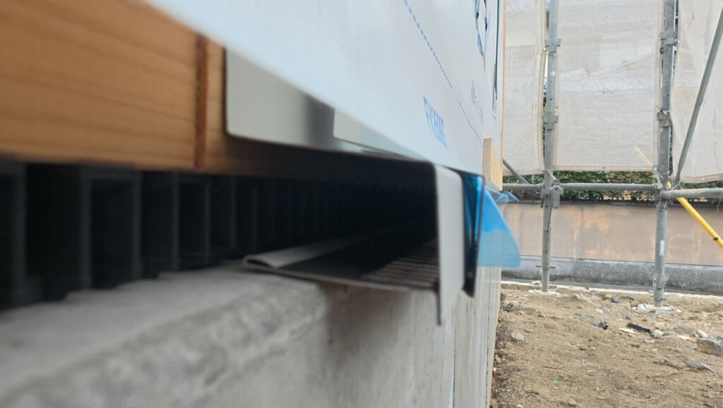 家の外壁と基礎を守る「水切り」,防水