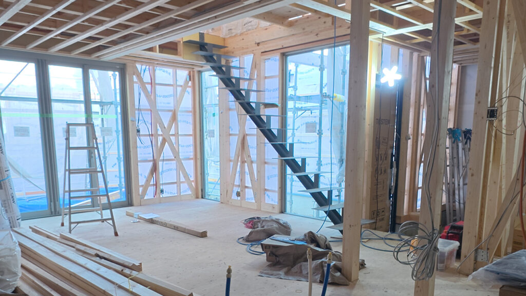 滋賀県大津市稲葉台の注文住宅、工事中、吹き抜け階段、鉄骨