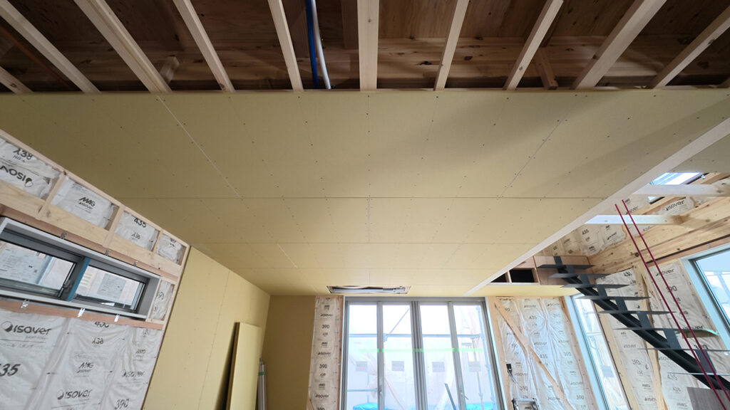 滋賀県大津市稲葉台の注文住宅、工事中、断熱材、天井、壁、石膏ボード
