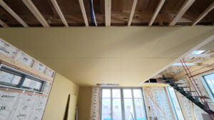 滋賀県大津市稲葉台の注文住宅、壁・天井の石膏ボードが貼られ、空間の輪郭が見えてきました