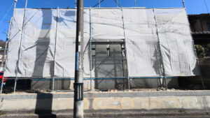 見えない部分に技が宿る。外壁のパテ3工程と造作家具づくりの現場から