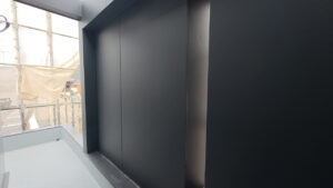 外壁塗装のつや分けと内部造作の塗装が整えていく“暮らしの輪郭