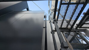 外構と内装が同時に進む現場。とゆ・笠木の取り付け、そしてクロス下地づくりへ