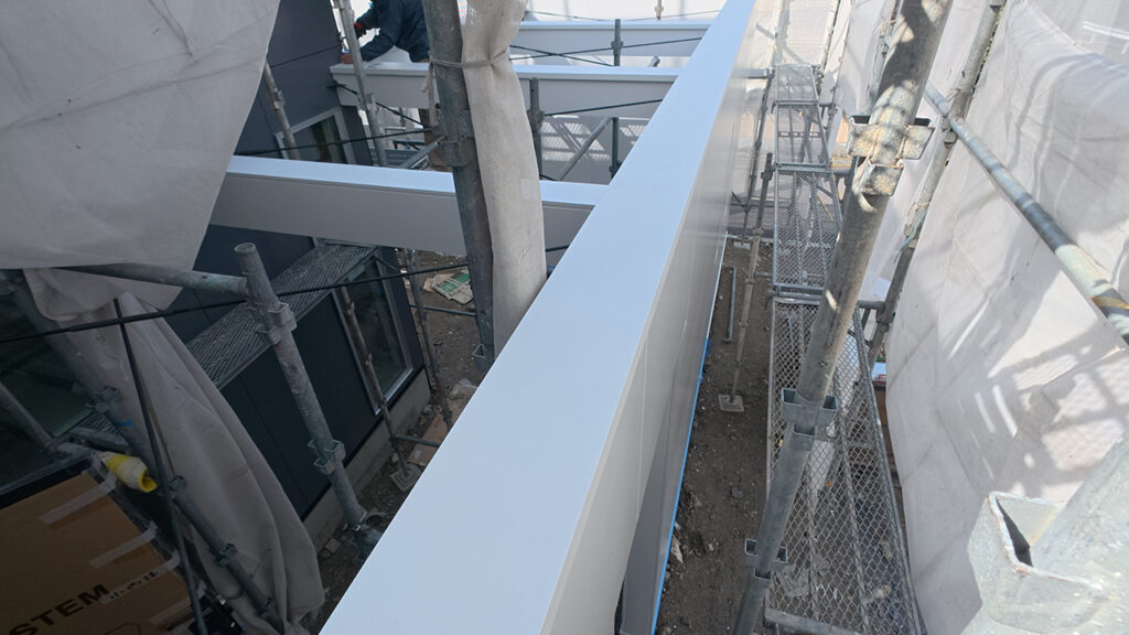 滋賀県大津市稲葉台の注文住宅、京都、注文住宅、工務店、建築士事務所、施工例、工事中、壁紙、樋、笠木