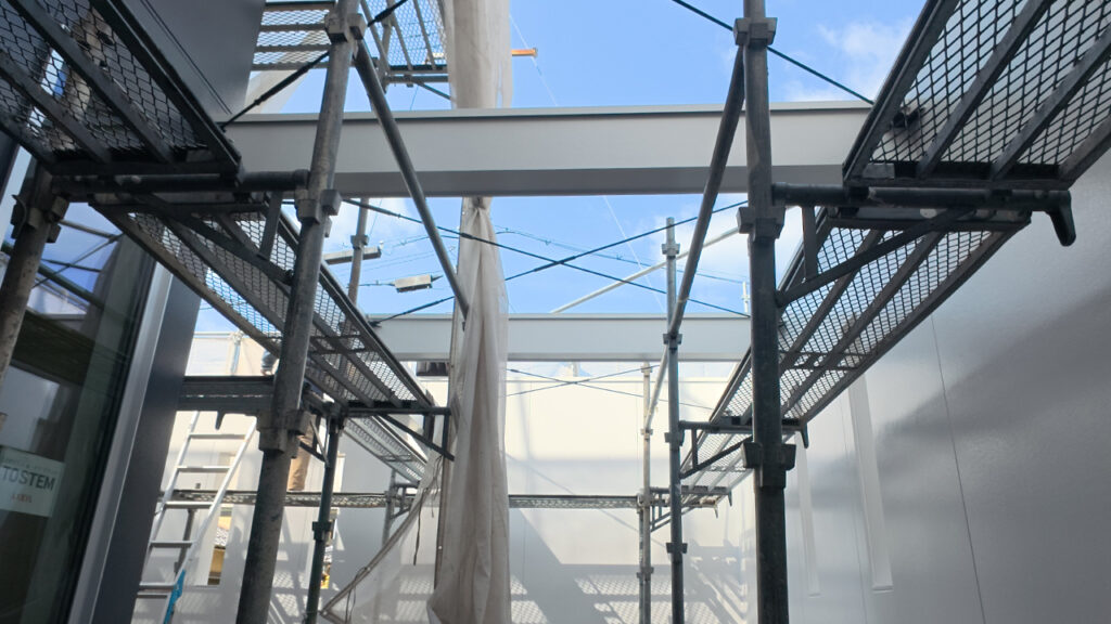 滋賀県大津市稲葉台の注文住宅、京都、注文住宅、工務店、建築士事務所、施工例、工事中、壁紙、樋、笠木