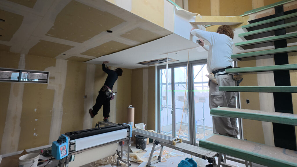 滋賀県大津市稲葉台の注文住宅、京都、注文住宅、工務店、建築士事務所、施工例、工事中、壁紙、樋、笠木