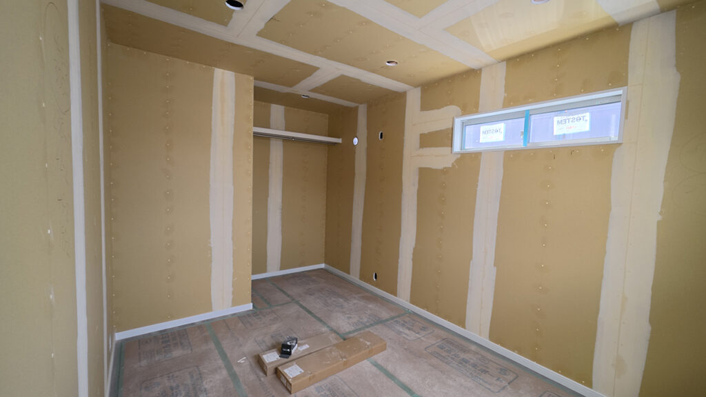 滋賀県大津市稲葉台の注文住宅、京都、注文住宅、工務店、建築士事務所、施工例、工事中、壁紙、樋、笠木