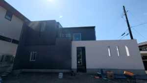 外壁塗装が完了し、足場が外れた現場から——外構とパティオが暮らしの舞台へと変わり始める