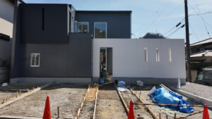 駐車場コンクリート打設前の下準備 ── 高低差を活かした段差づくりと人工芝ラインが生む、美しい外構デザイン