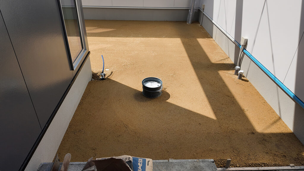 滋賀県大津市稲葉台の注文住宅、京都、注文住宅、工務店、建築士事務所、施工例、工事中、外構、土間、タイル、砂利、パティオ