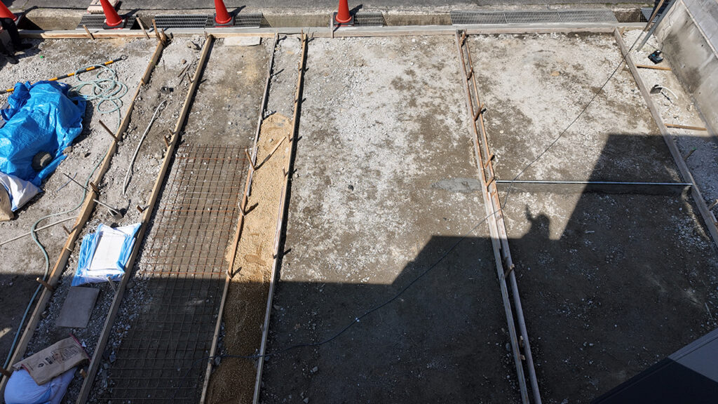 滋賀県大津市稲葉台の注文住宅、京都、注文住宅、工務店、建築士事務所、施工例、工事中、外構、土間、タイル、砂利、パティオ