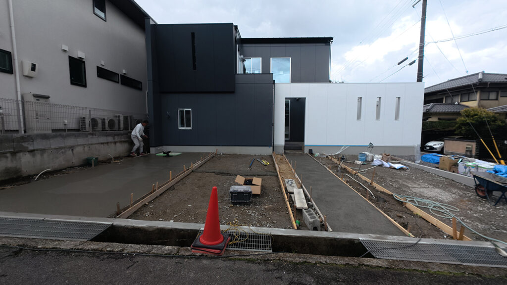 滋賀県大津市稲葉台の注文住宅、京都、注文住宅、工務店、建築士事務所、施工例、工事中、外構、土間、タイル、砂利、パティオ