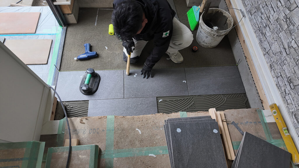 滋賀県大津市稲葉台の注文住宅、京都、注文住宅、工務店、建
築士事務所、施工例、工事中、外構、土間、タイル、砂利、パティオ