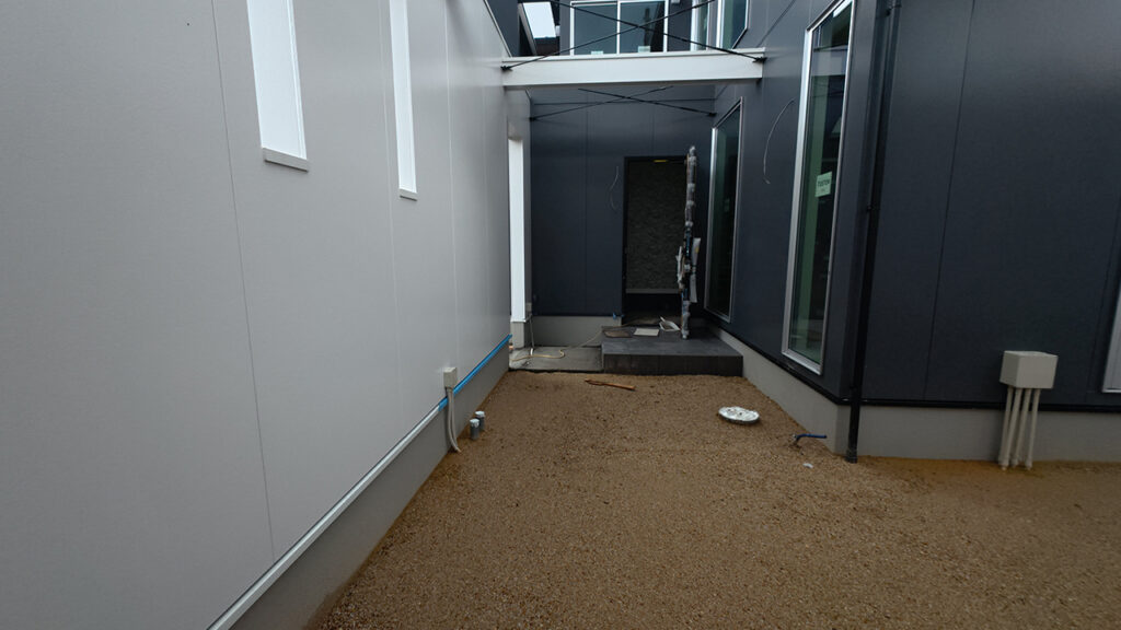 滋賀県大津市稲葉台の注文住宅、京都、注文住宅、工務店、建
築士事務所、施工例、工事中、外構、土間、タイル、砂利、パティオ