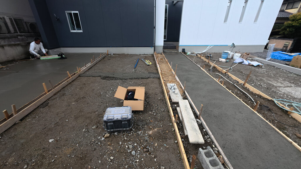 滋賀県大津市稲葉台の注文住宅、京都、注文住宅、工務店、建築士事務所、施工例、工事中、外構、土間、タイル、砂利、パティオ