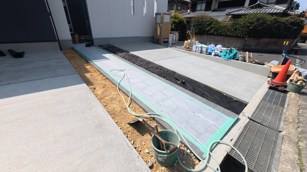 滋賀県大津市稲葉台の注文住宅、京都、注文住宅、工務店、建築士事務所、施工例、工事中、外構、土間、タイル、砂利、パティオ