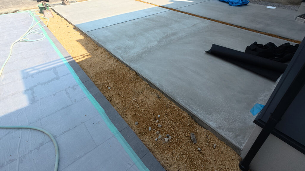 滋賀県大津市稲葉台の注文住宅、京都、注文住宅、工務店、建築士事務所、施工例、工事中、外構、土間、タイル、砂利、パティオ