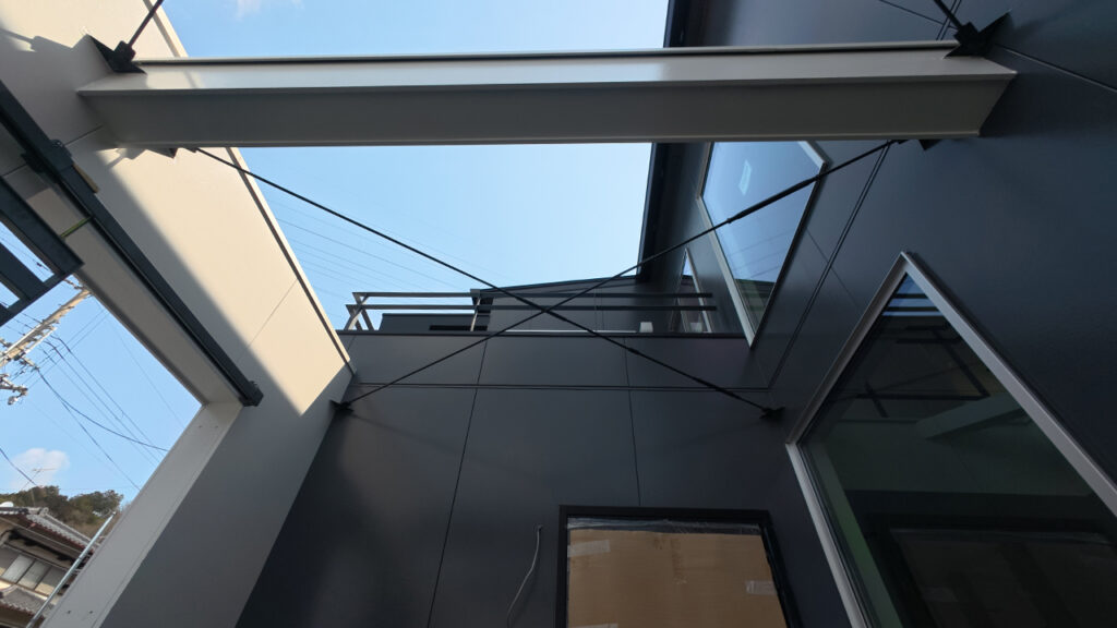 滋賀県大津市稲葉台の注文住宅、京都、注文住宅、工務店、建築士事務所、施工例、工事中、外構、土間、タイル、砂利、パティオ