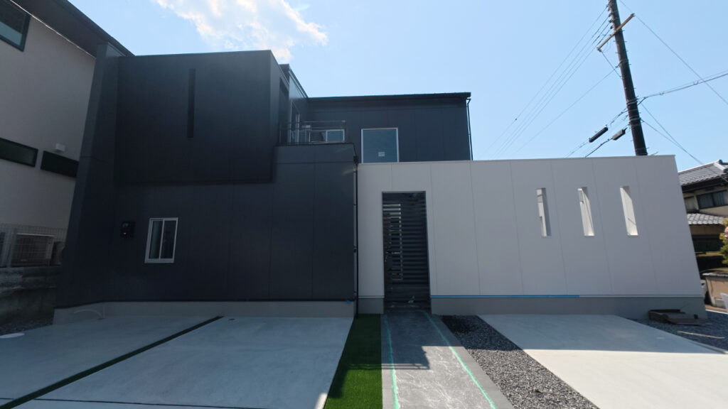 滋賀県大津市稲葉台の注文住宅、京都、注文住宅、工務店、建築士事務所、施工例、工事中、外構、土間、タイル、砂利、パティオ