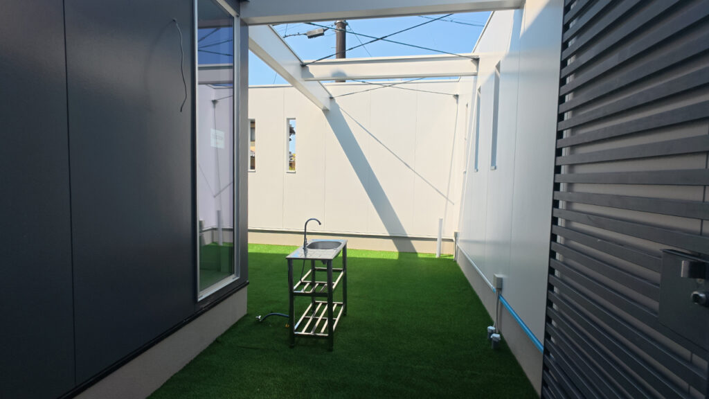 滋賀県大津市稲葉台の注文住宅、京都、注文住宅、工務店、建築士事務所、施工例、工事中、外構、土間、タイル、砂利、パティオ