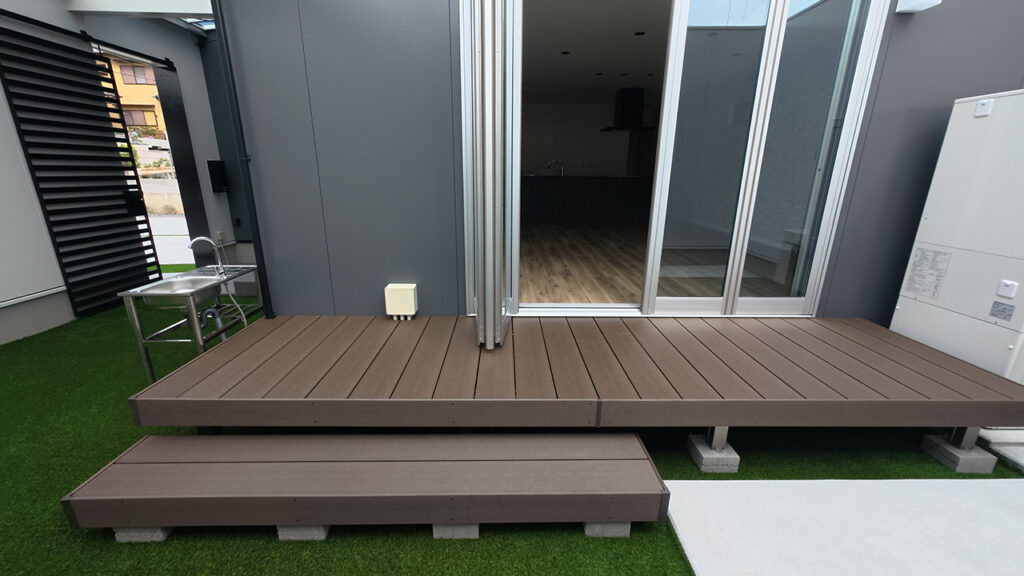 滋賀県大津市稲葉台の注文住宅、京都、注文住宅、工務店、建築士事務所、施工例、工事中、外構、土間、タイル、砂利、パティオ、ウッドデッキ