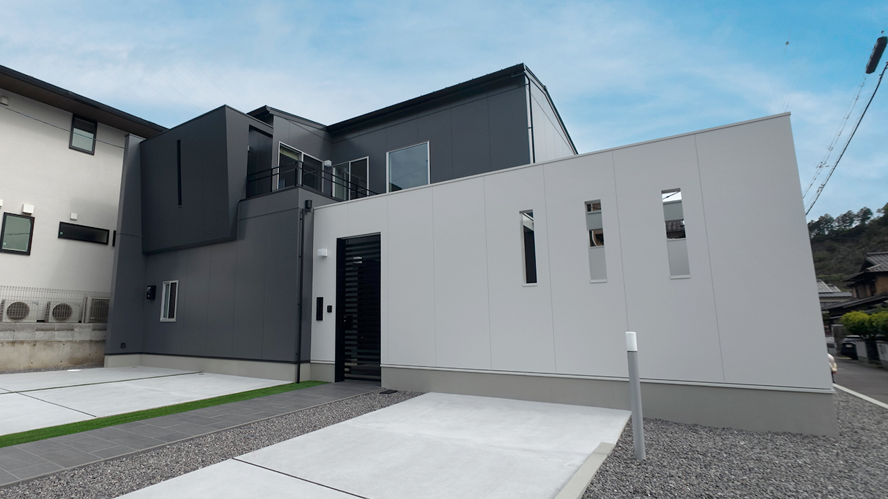 滋賀県大津市稲葉台の注文住宅、京都、注文住宅、工務店、建築士事務所、施工例、工事中、外構、土間、タイル、砂利、パティオ、外観