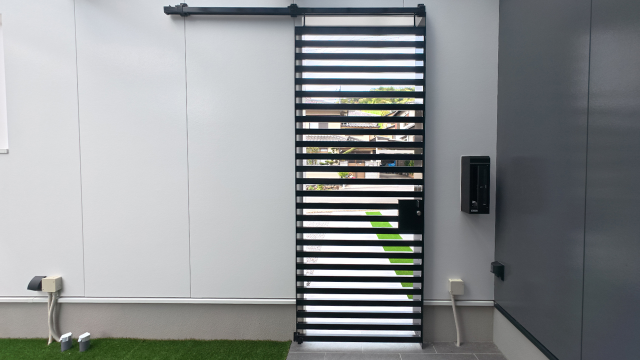 滋賀県大津市稲葉台の注文住宅、京都、注文住宅、工務店、建築士事務所、施工例、工事中、外構、土間、タイル、砂利、パティオ、外観