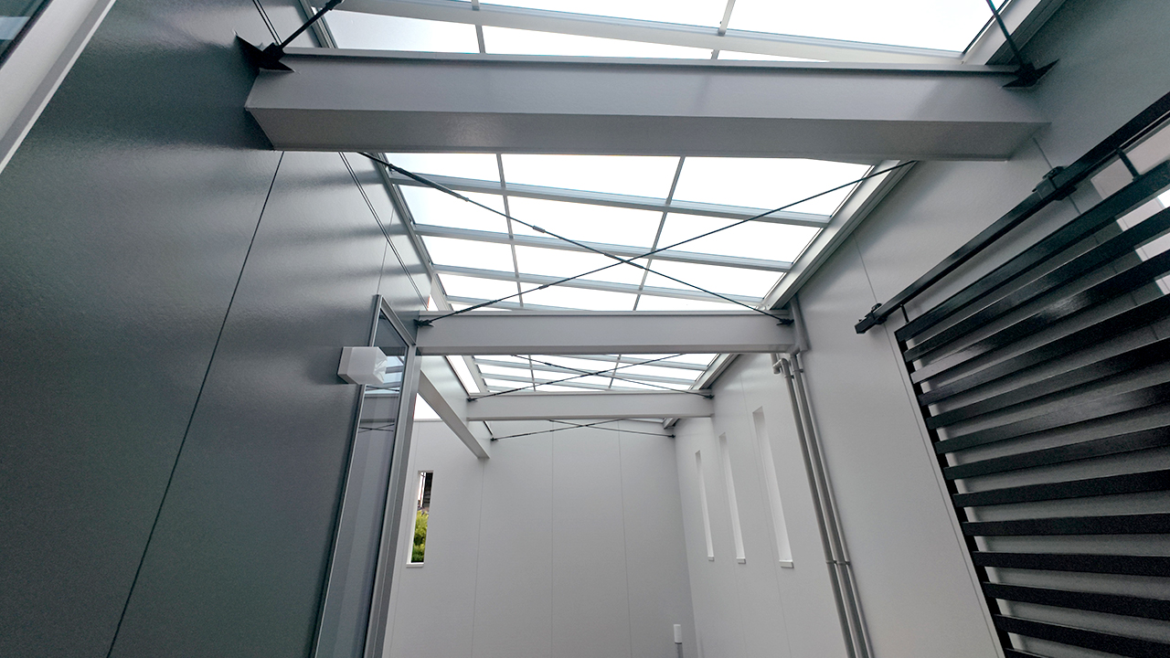 滋賀県大津市稲葉台の注文住宅、京都、注文住宅、工務店、建築士事務所、施工例、工事中、外構、土間、タイル、砂利、パティオ、屋根