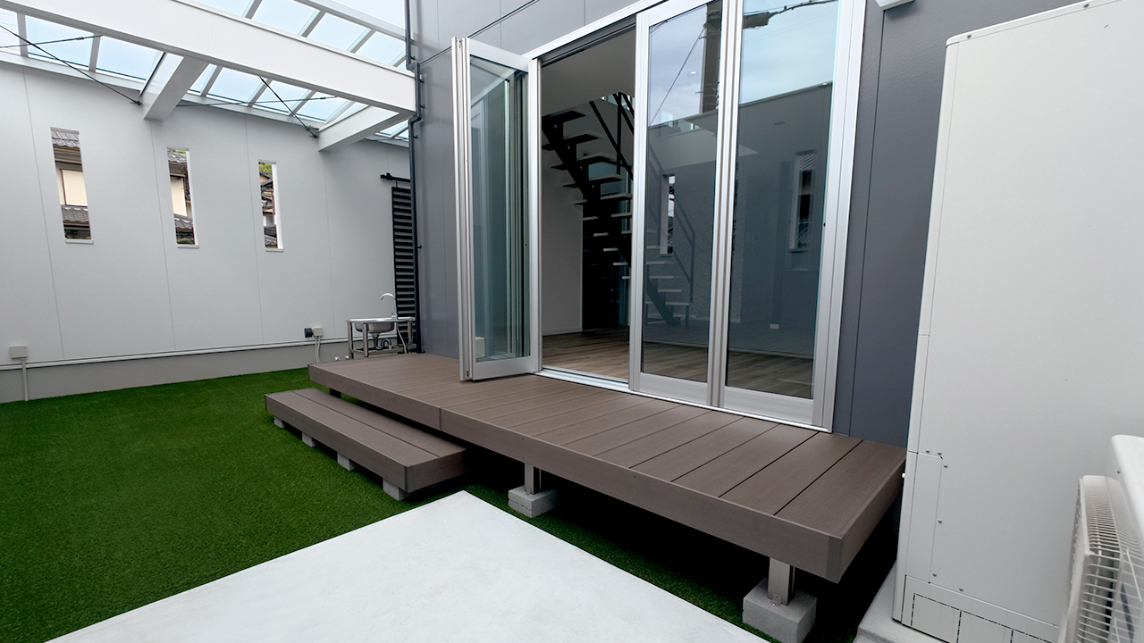 滋賀県大津市稲葉台の注文住宅、京都、注文住宅、工務店、建築士事務所、施工例、工事中、外構、土間、タイル、砂利、パティオ、ウッドデッキ