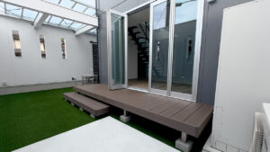 滋賀県大津市の注文住宅・リビングテラスにウッドデッキ