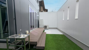 滋賀県大津市の注文住宅・パティオ、ウッドデッキ、人工芝