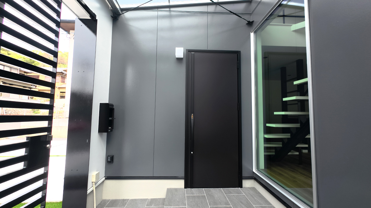 滋賀県大津市稲葉台の注文住宅、京都、注文住宅、工務店、建築士事務所、施工例、工事中、外構、土間、タイル、砂利、パティオ、玄関