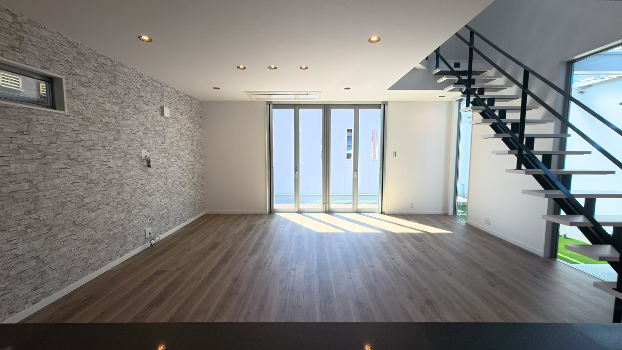 滋賀県大津市稲葉台の注文住宅、京都、注文住宅、工務店、建築士事務所、施工例、工事中、外構、土間、タイル、砂利、パティオ、外観