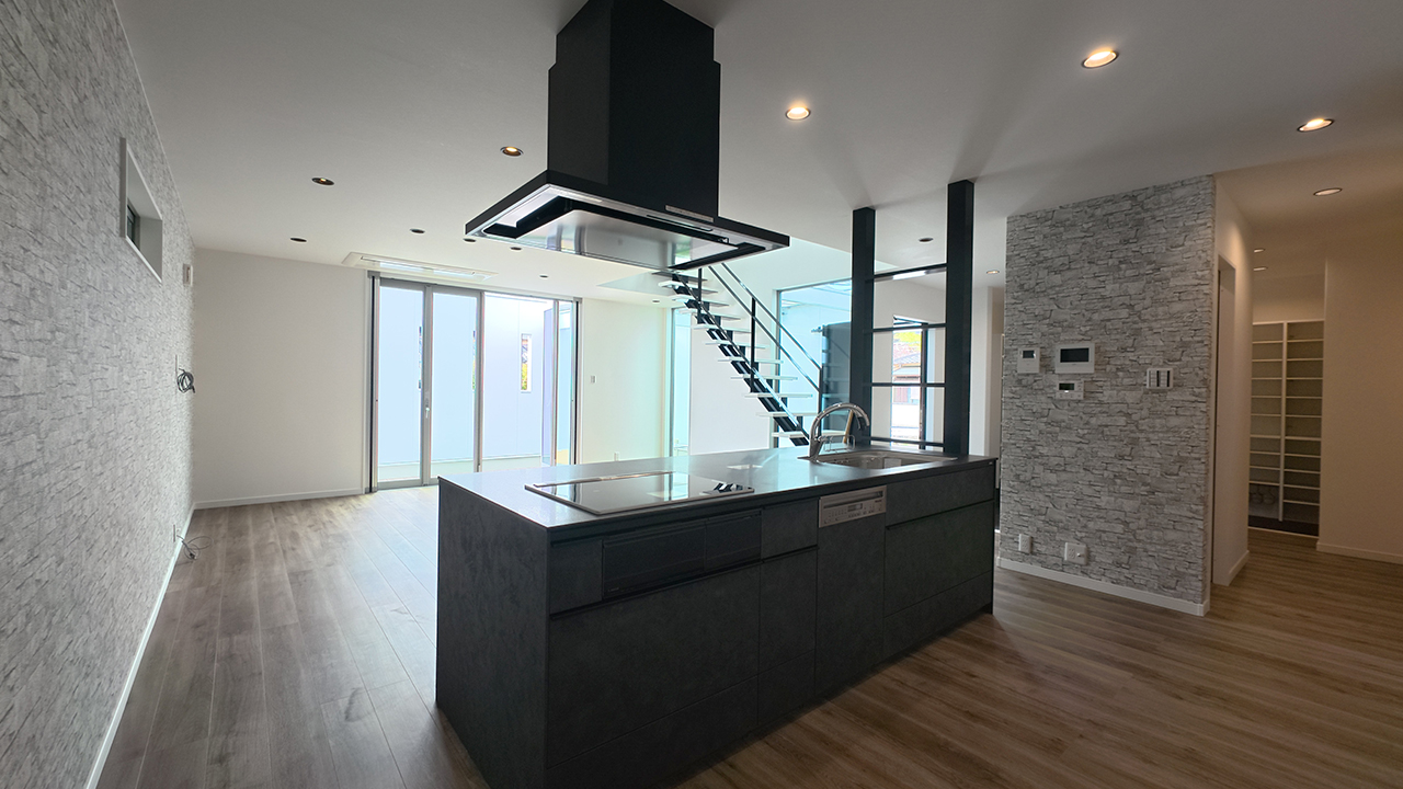 滋賀県大津市の理想の邸宅。吹き抜け階段・パティオ・回遊動線【内観】