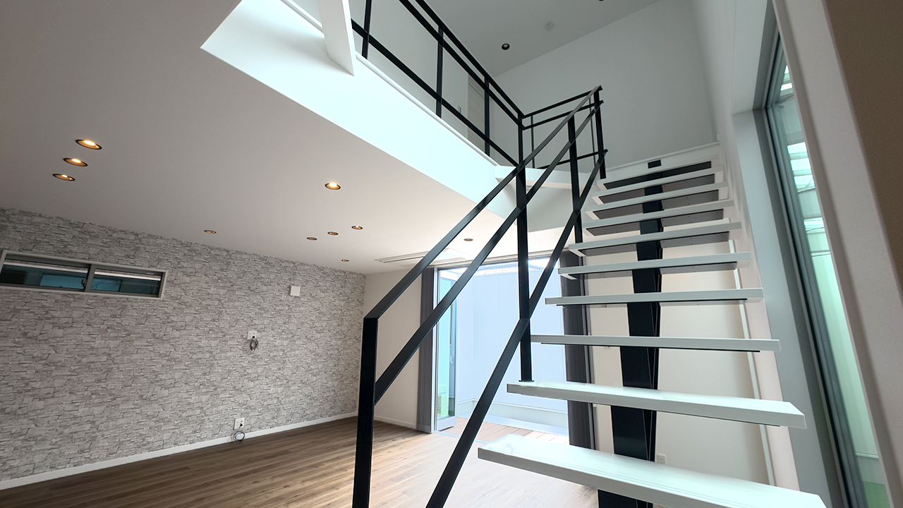 滋賀県大津市稲葉台の注文住宅、京都、注文住宅、工務店、建築士事務所、施工例、工事中、外構、土間、タイル、砂利、パティオ、外観