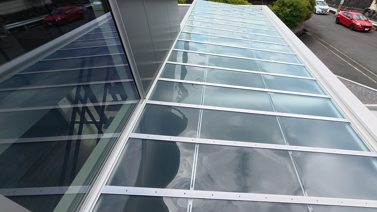 滋賀県大津市稲葉台の注文住宅、京都、注文住宅、工務店、建築士事務所、施工例、工事中、外構、土間、タイル、砂利、パティオ、屋根