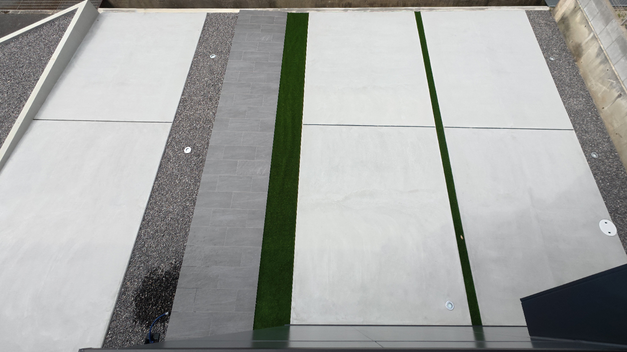 滋賀県大津市稲葉台の注文住宅、京都、注文住宅、工務店、建築士事務所、施工例、工事中、外構、土間、タイル、砂利、パティオ、駐車場