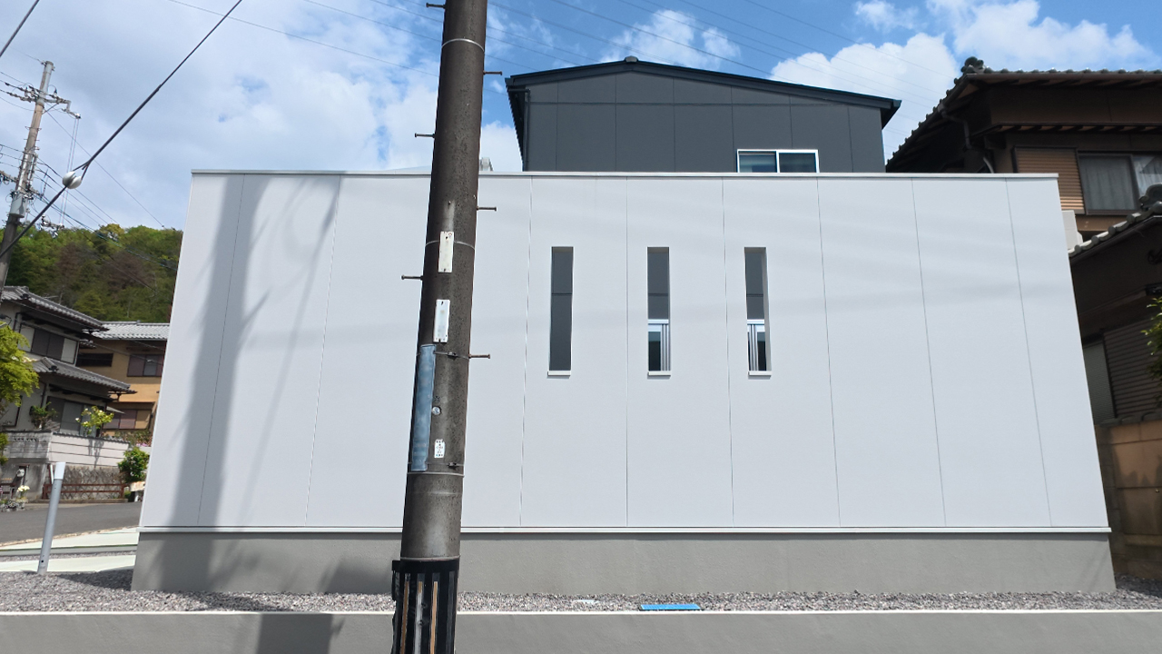 滋賀県大津市稲葉台の注文住宅、京都、注文住宅、工務店、建築士事務所、施工例、工事中、外構、土間、タイル、砂利、パティオ、外観