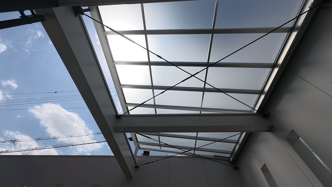 滋賀県大津市稲葉台の注文住宅、京都、注文住宅、工務店、建築士事務所、施工例、工事中、外構、土間、タイル、砂利、パティオ、屋根