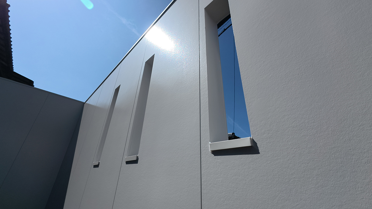 滋賀県大津市稲葉台の注文住宅、京都、注文住宅、工務店、建築士事務所、施工例、工事中、外構、土間、タイル、砂利、パティオ、外観