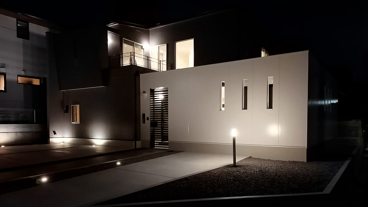 滋賀県大津市稲葉台の注文住宅、京都、注文住宅、工務店、建築士事務所、施工例、工事中、外構、土間、タイル、砂利、パティオ、外観、夜