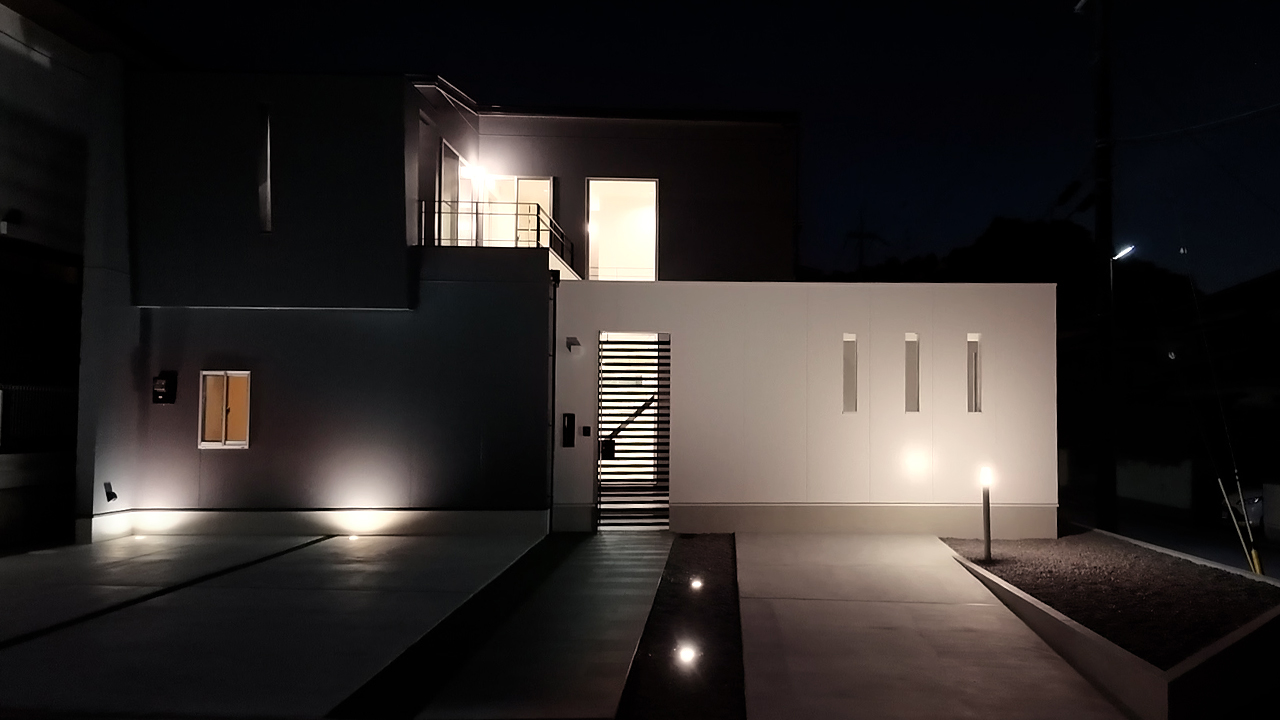 滋賀県大津市稲葉台の注文住宅、京都、注文住宅、工務店、建築士事務所、施工例、工事中、外構、土間、タイル、砂利、パティオ、外観、夜