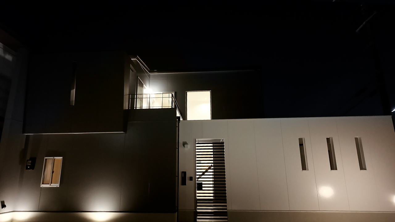 滋賀県大津市稲葉台の注文住宅、京都、注文住宅、工務店、建築士事務所、施工例、工事中、外構、土間、タイル、砂利、パティオ、外観、夜