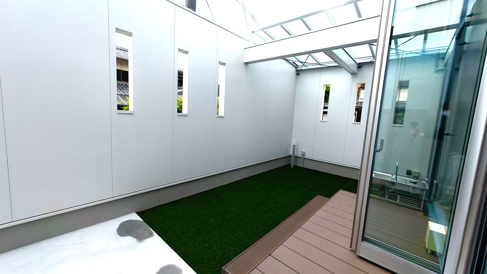 滋賀県大津市稲葉台の注文住宅、京都、注文住宅、工務店、建築士事務所、施工例、工事中、外構、土間、タイル、砂利、パティオ、ウッドデッキ