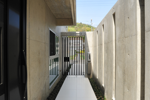 RC造の家 玄関から門まではコンクリート塀で囲まれている為プライバシー確保できます