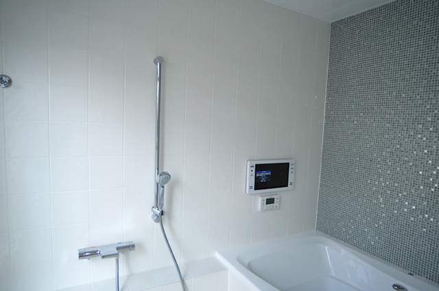 RC造の家 浴室は造作・クラフトメイド浴槽・タイル張りのお風呂